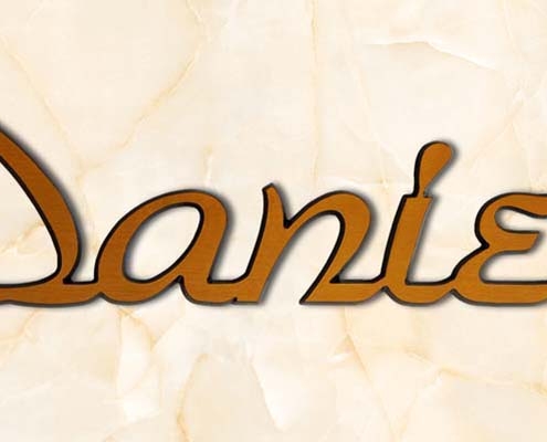 articolo-15-daniele-scritta-in-bronzo