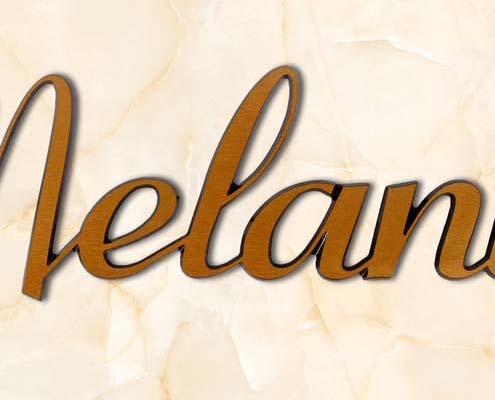 articolo-22-melania-scritta-in-bronzo