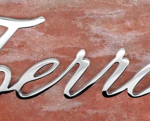 articolo-47-terra-scritta-in-acciaio-inox