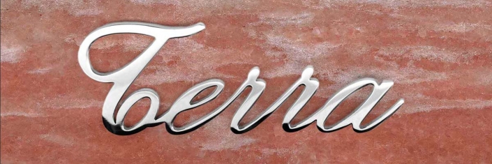articolo-47-terra-scritta-in-acciaio-inox
